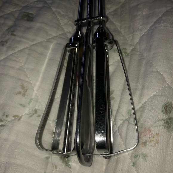 Vintage Handheld Egg Beater with Yellow Handle, off -grid- camping- used - Picture 4 of 8